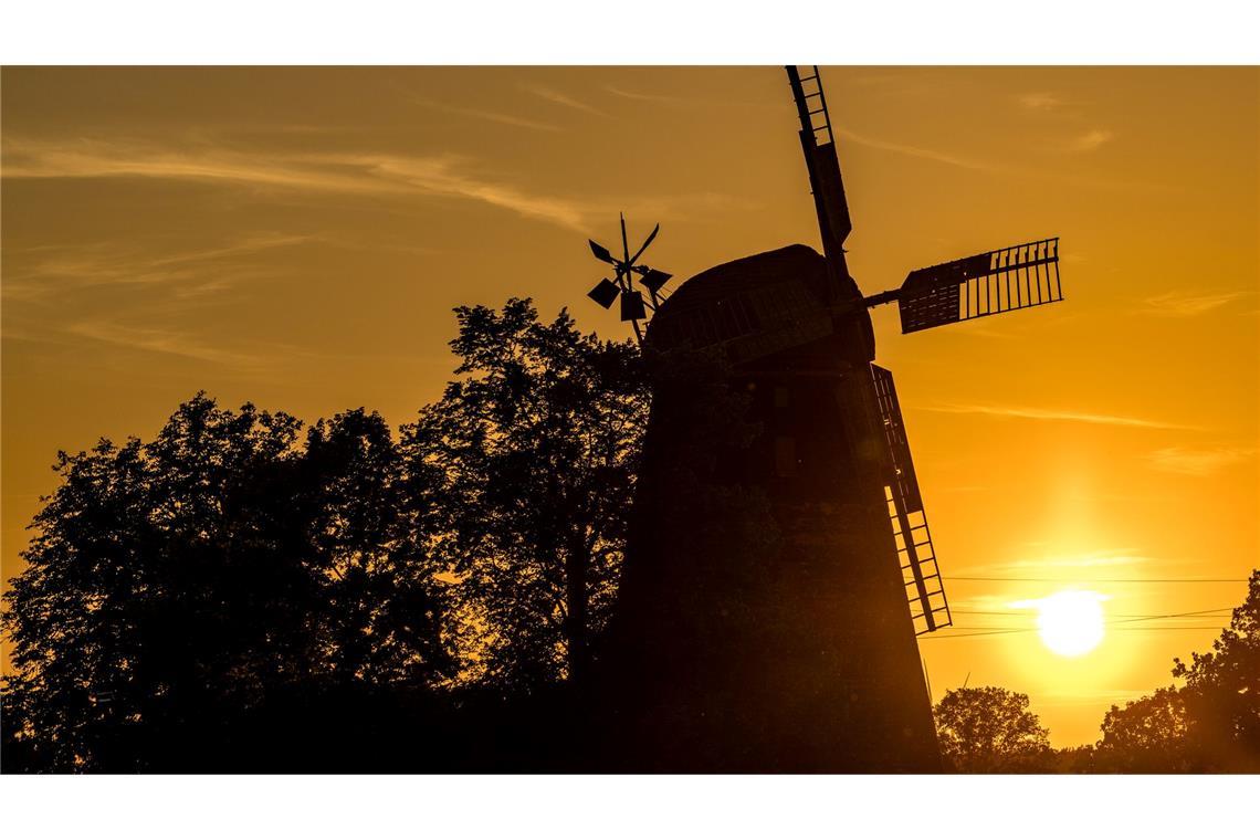 Die Sonne geht hinter der Turmholländermühle in Dörrwalde unter.