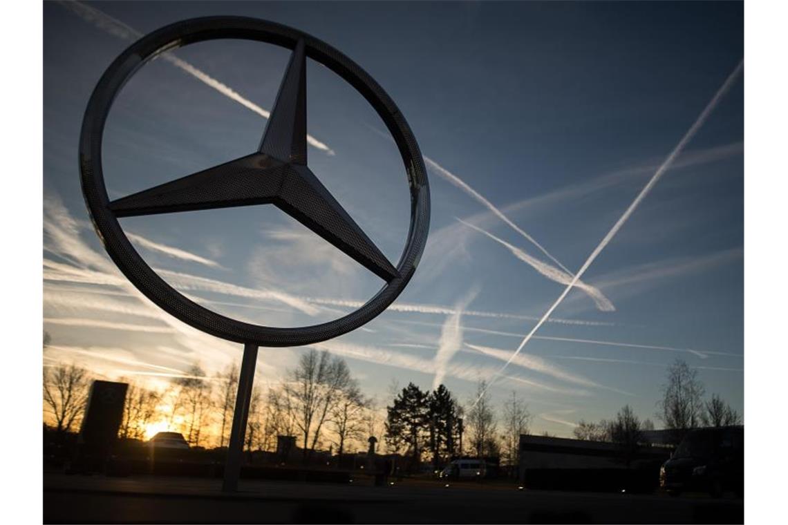 Geschäftsentwicklung bei Daimler belastet Gemeindekassen Die Sonne geht hinter einem Mercedes-Stern auf dem Mercedes-Benz-Werk auf. Foto: Sebastian Gollnow/Archiv