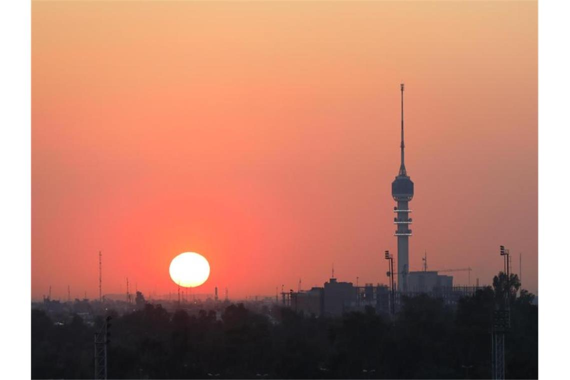 Iraks Parlament stimmt neuem Regierungschef zu Die Sonne geht in Bagdad unter. Der neue Regierungschef Al-Kasimi gilt als Kompromisskandidat. Foto: Zhang Miao/XinHua/dpa