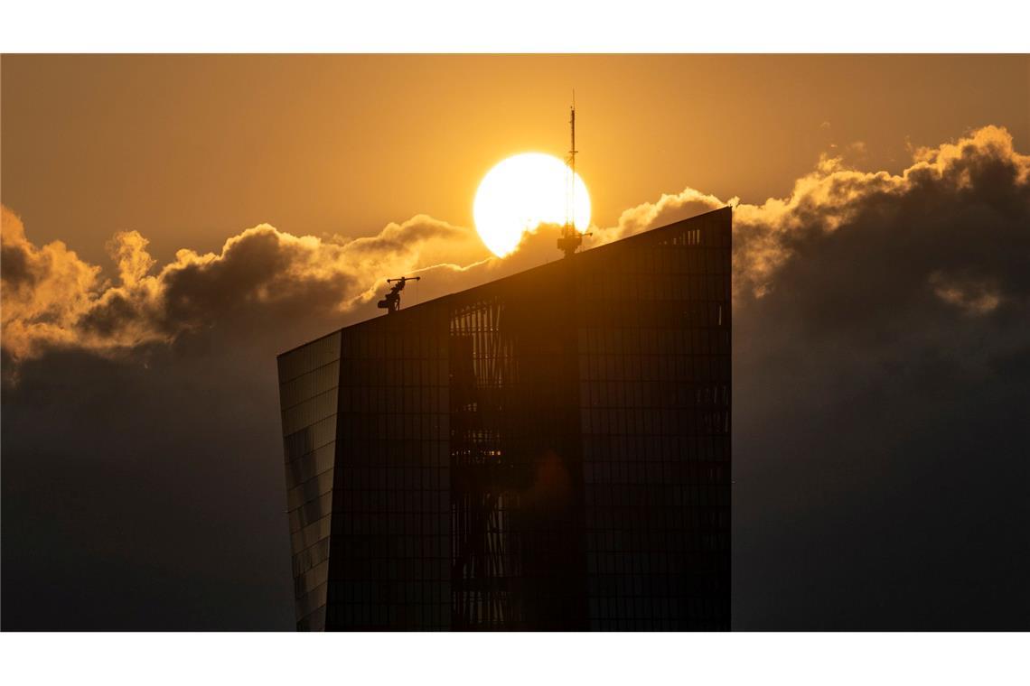 Bilder des Tages Die Sonne geht über der Europäischen Zentralbank in Frankfurt unter.