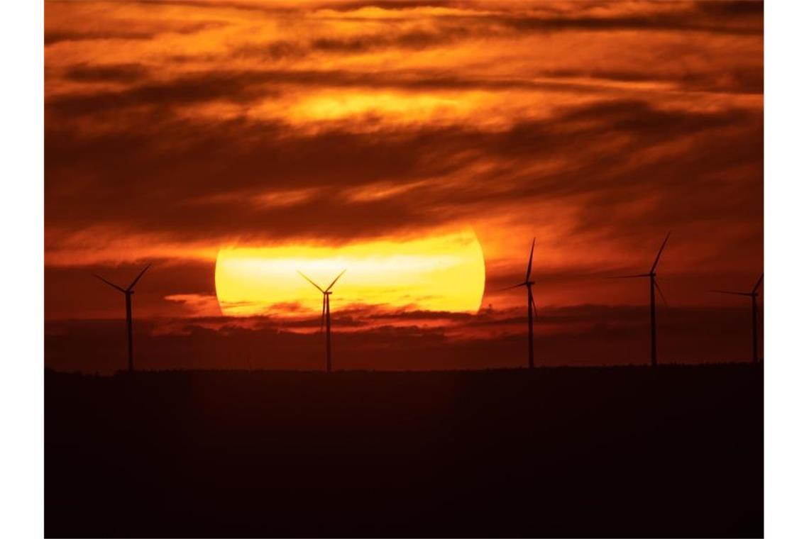 Hitze im ganzen Land: 38,5 Grad in Rheinfelden Die Sonne geht über Windrädern auf. Foto: Sebastian Gollnow/dpa
