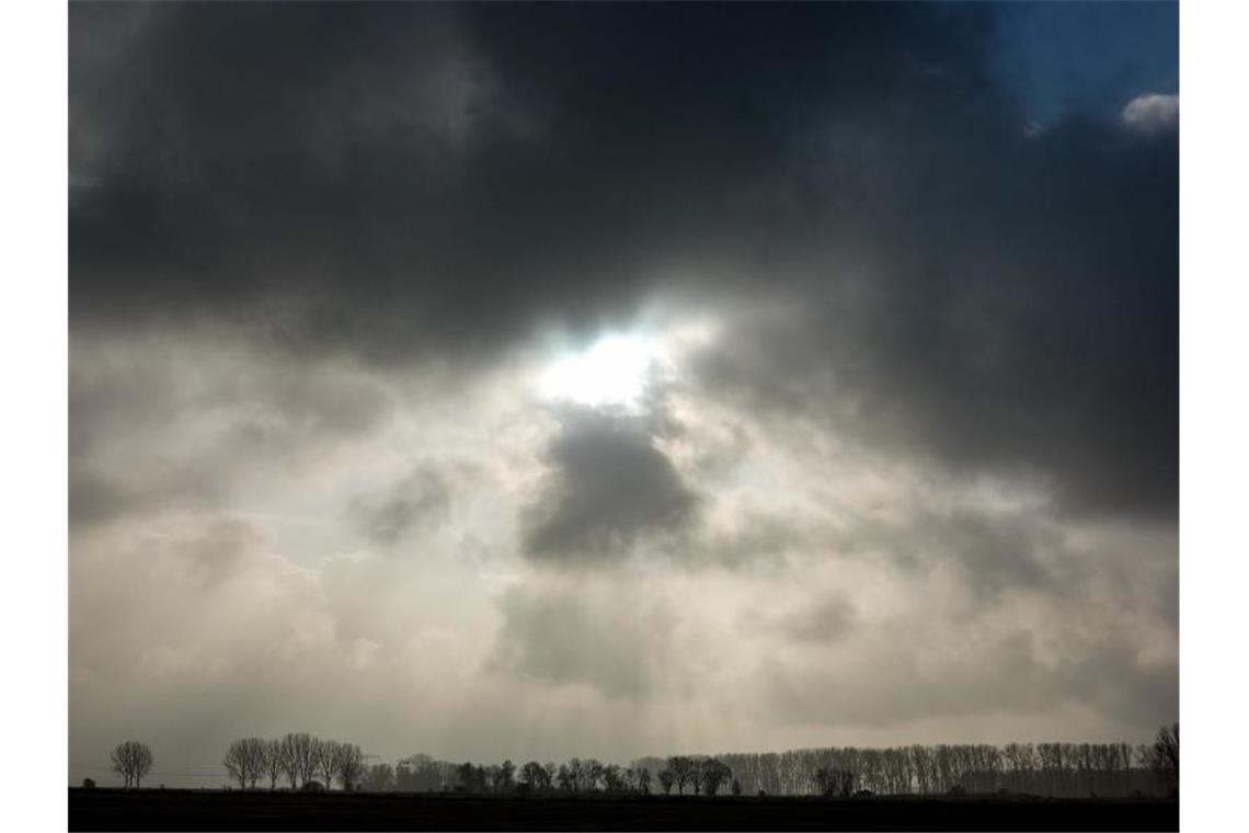 Sonne und Wolken am 2. Weihnachtsfeiertag Die Sonne hat es schwer und kommt nur kurzzeitig hinter einer dunklen Wolkendecke hervor. Foto: Jens Kalaene/dpa-Zentralbild/ZB/Archivbild