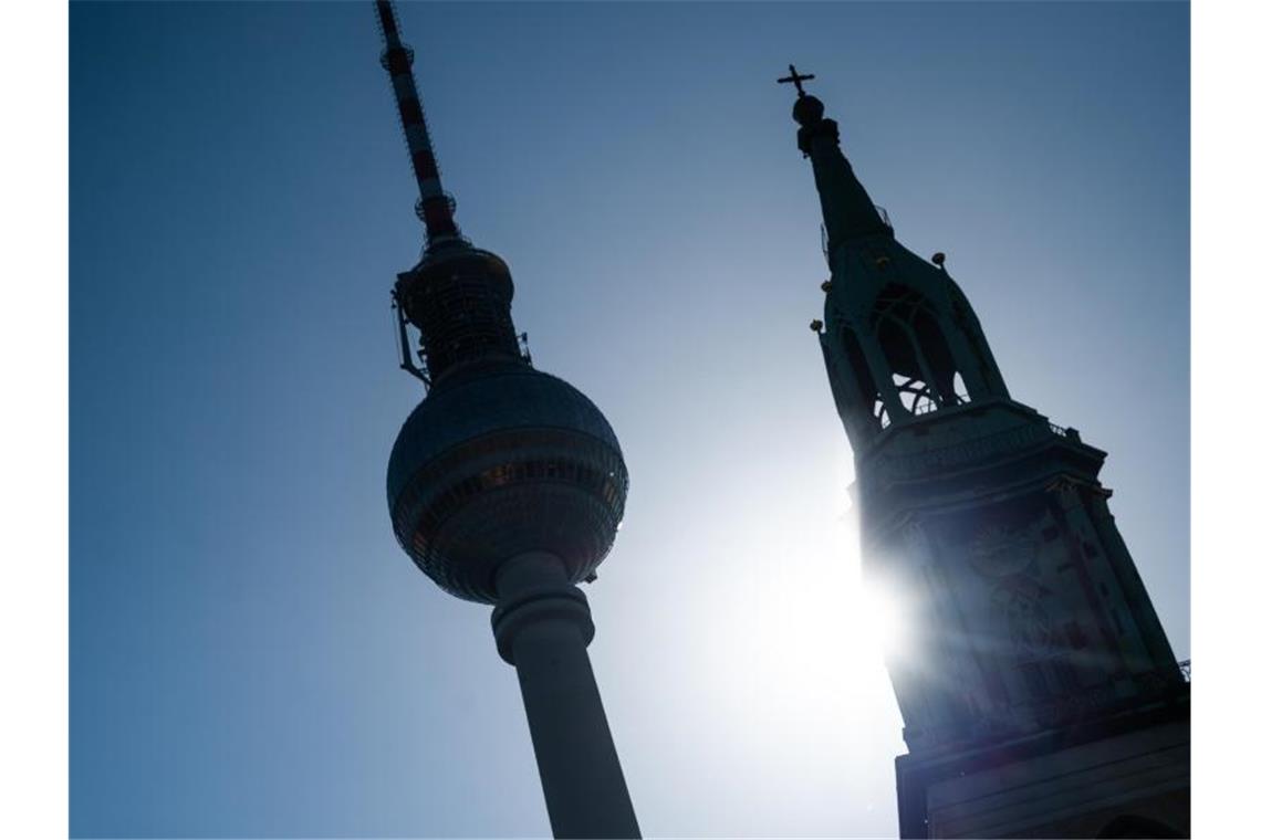 Brütende Hitze in Deutschland - Zum Wochenstart Abkühlung Die Sonne hinter dem Berliner Fernsehturm. Vor allem im Osten Deutschlands ist es weiter heiß. Foto: Christophe Gateau/dpa