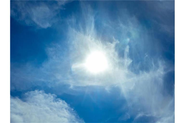 Die Sonne leuchtet am blauen Himmel. Foto: dpa