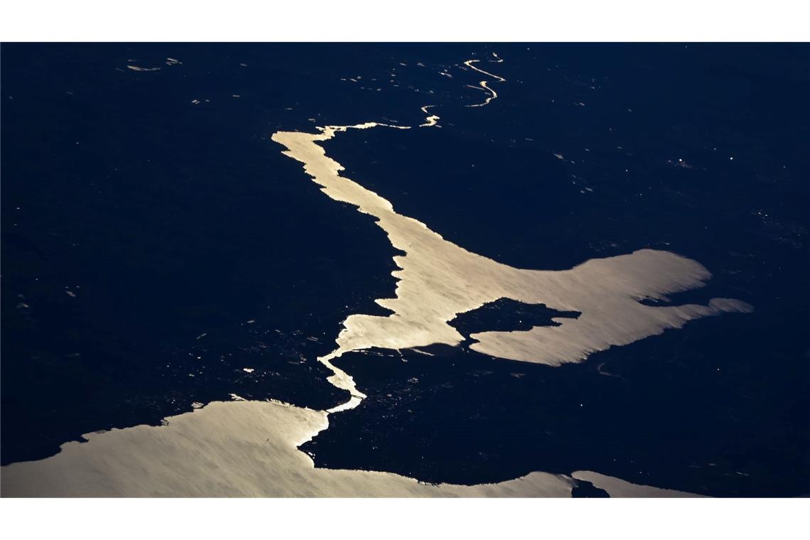 Die Sonne reflektiert sich im Bodensee, während die Stadt Konstanz, die Inseln Reichenau und Mainau sowie der Untersee und der Rhein zu sehen sind. (Aufnahme aus einem Flugzeug)