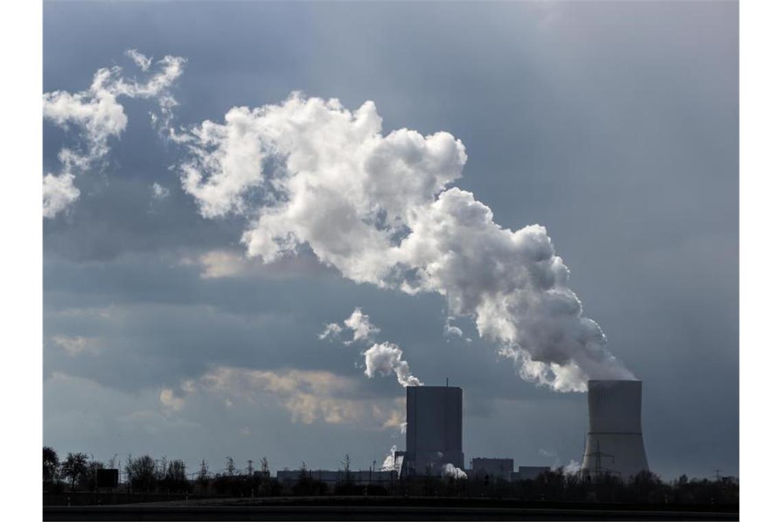 Die Sonne scheint auf das Kraftwerk Lippendorf. Foto: Jan Woitas/dpa-Zentralbild/dpa