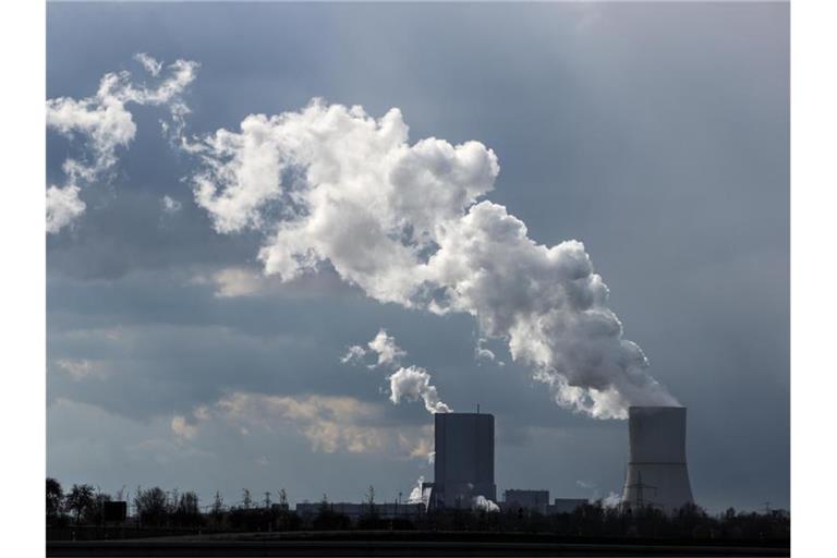 Die Sonne scheint auf das Kraftwerk Lippendorf. Foto: Jan Woitas/dpa-Zentralbild/dpa
