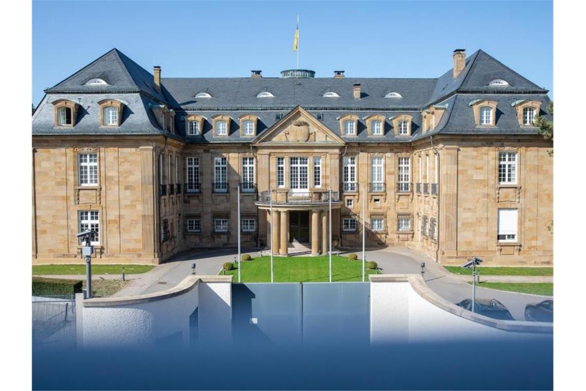 Südwest-Grüne wollen Donnerstag Partner vorstellen Die Sonne scheint auf das Staatsministerium von Baden-Württemberg. Foto: Christoph Schmidt/dpa