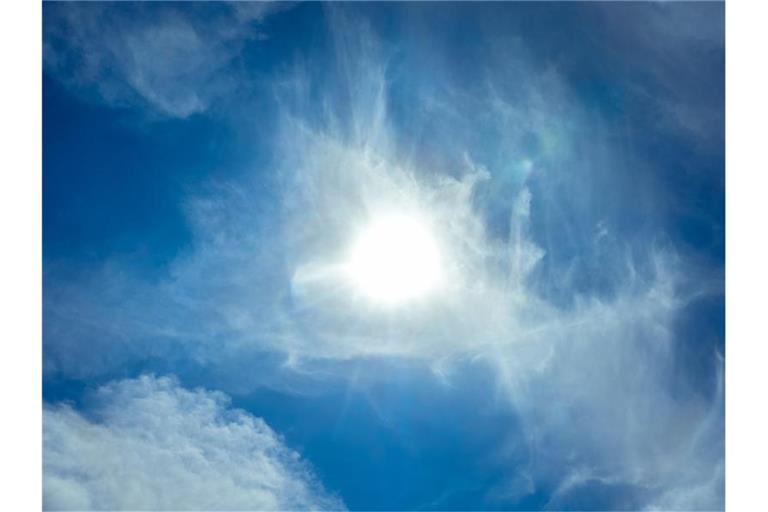 Die Sonne scheint durch leichte Cirrus-Wolken hindurch. Foto: Markus Scholz/dpa/Symbolbild