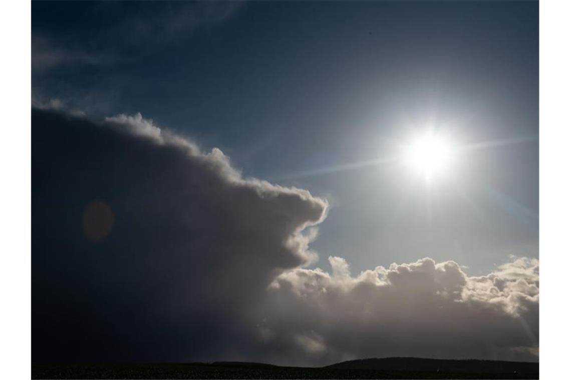 Wochenendwetter im Südwesten: Viel Wind und etwas Sonne Die Sonne scheint neben dunklen Regenwolken. Foto: Swen Pförtner/dpa
