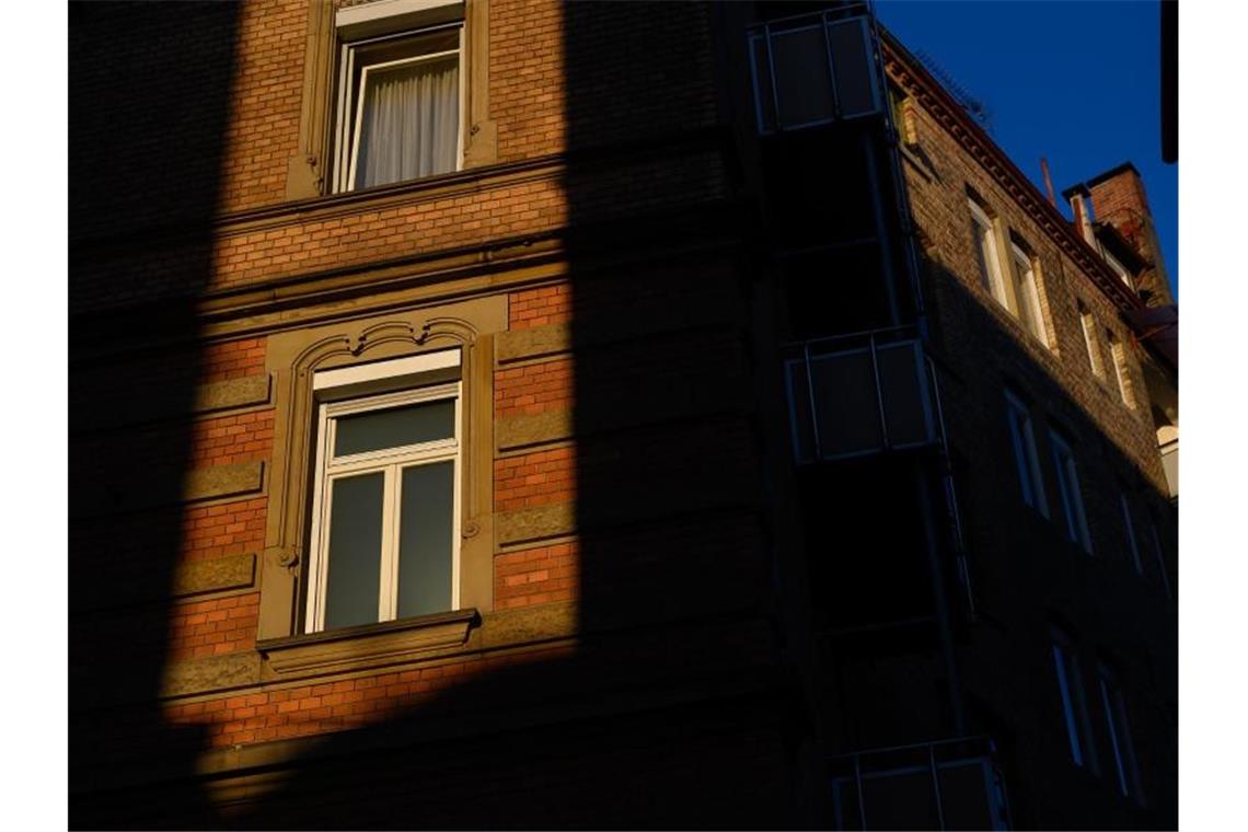 Mietpreisbremse künftig in 89 Städten und Gemeinden Die Sonne scheint zwischen zwei Häusern auf Fenster von Wohnungen. Foto: Sebastian Gollnow/dpa
