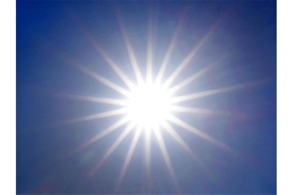Hohe Stromeinspeisung aus Solar dank Sonnenstunden-Rekord Die Sonne strahlt vom wolkenlosen Himmel. Dem Deutschen Wetterdienst zufolge war dies der sonnigste Frühling seit Beginn der Aufzeichnungen 1951. Foto: Martin Gerten/dpa