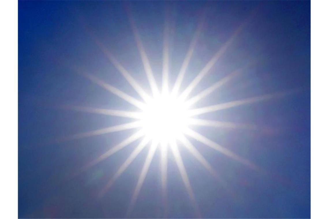 Im Südwesten wird es überwiegend freundlich Die Sonne strahlt von einem wolkenlosen Himmel. Foto: Martin Gerten/dpa/Archivbild