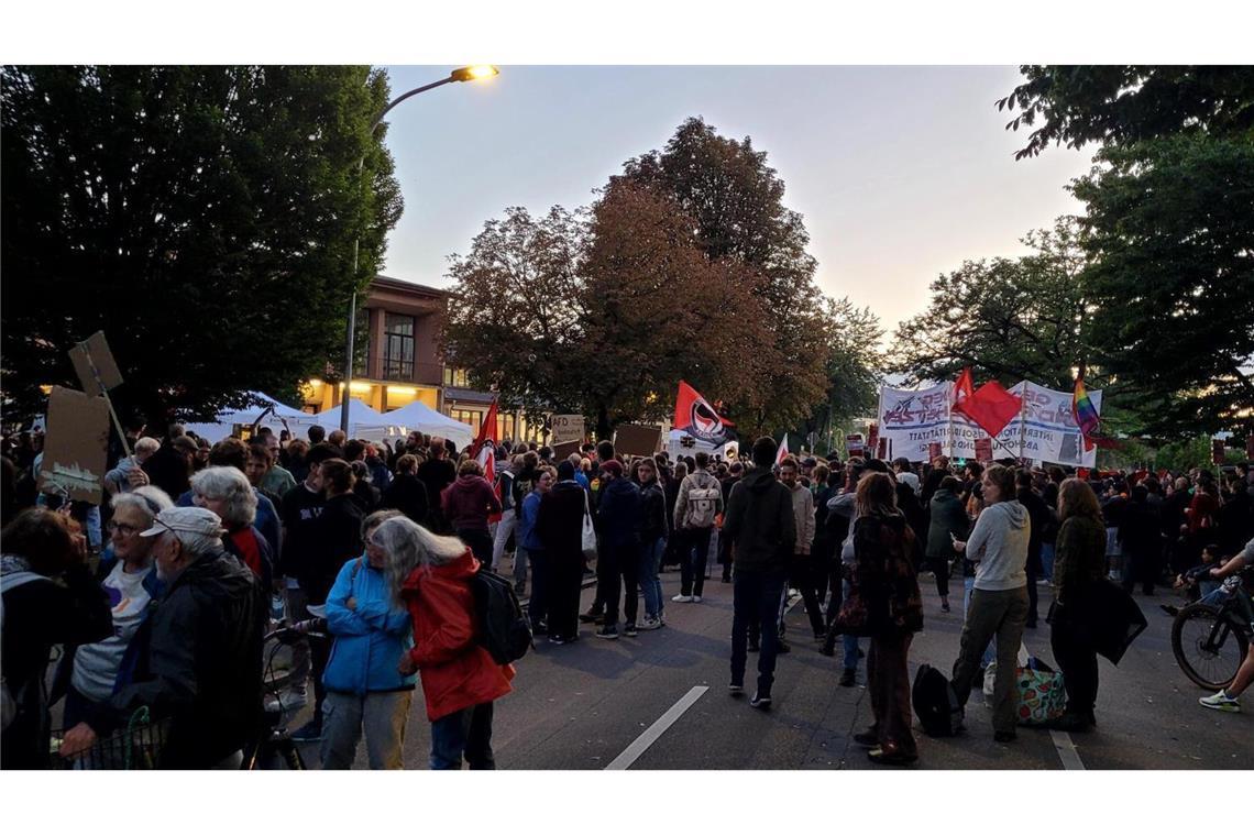 Palmer sieht nach Debatte mit AfD-Landeschef keinen Sieger Die Sonne über Tübingen ist untergegangen. Von der vierstelligen Zahl an Teilnehmern sind inzwischen (20.15 Uhr)schätzungsweise 300 übrig geblieben, die vor der Halle ausharren.