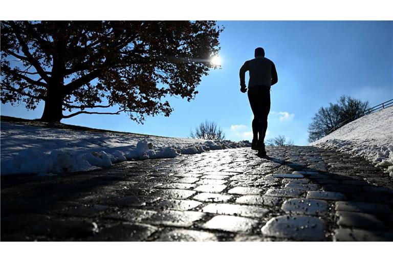 Die Sonne zeigt sich am ehesten an den Alpen.