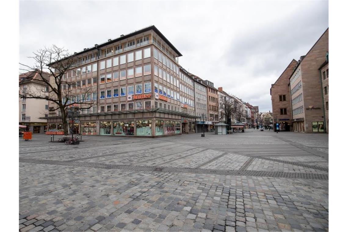 Die sonst am Wochenende gut besuchte Nürnberger Innenstadt bleibt leer. In ganz Bayern gelten seit dem 21. März weitreichende Ausgangsbeschränkungen. Foto: Daniel Karmann/dpa