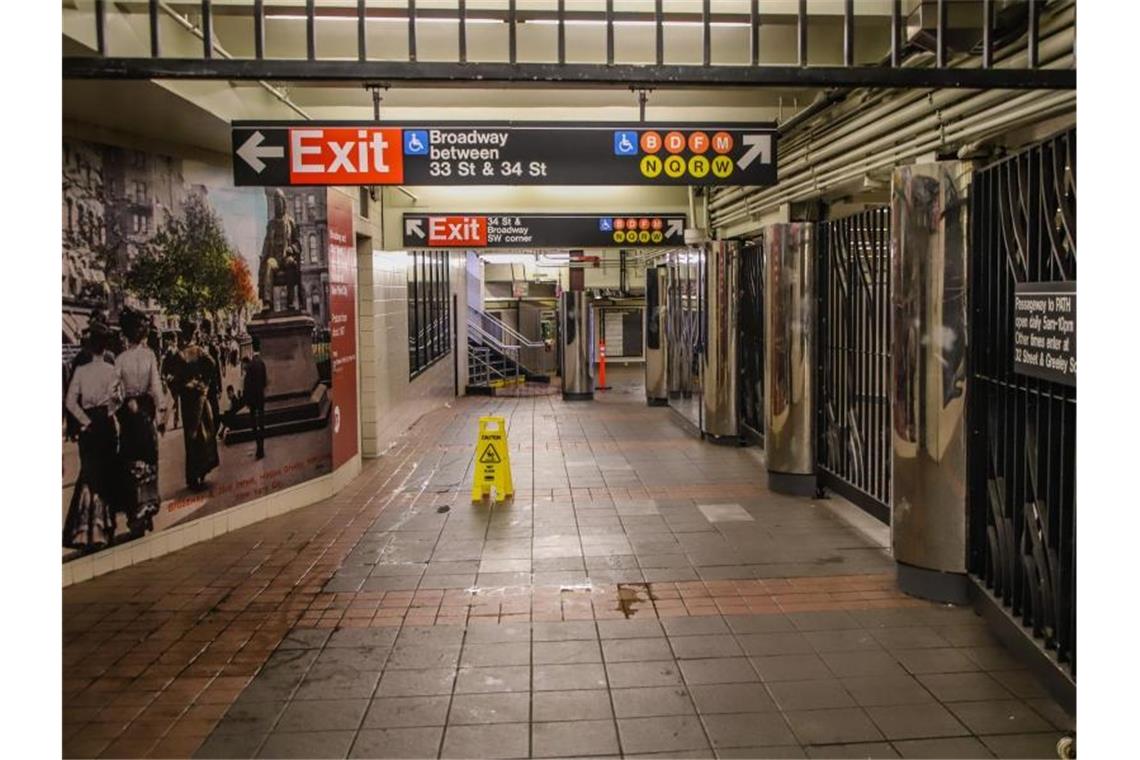 IWF: Weltwirtschaft wird „schwere“ Rezession erleben Die sonst von unzähligen Menschen bevölkerte U-Bahn in New York ist menschenleer. Foto: Vanessa Carvalho/ZUMA Wire/dpa