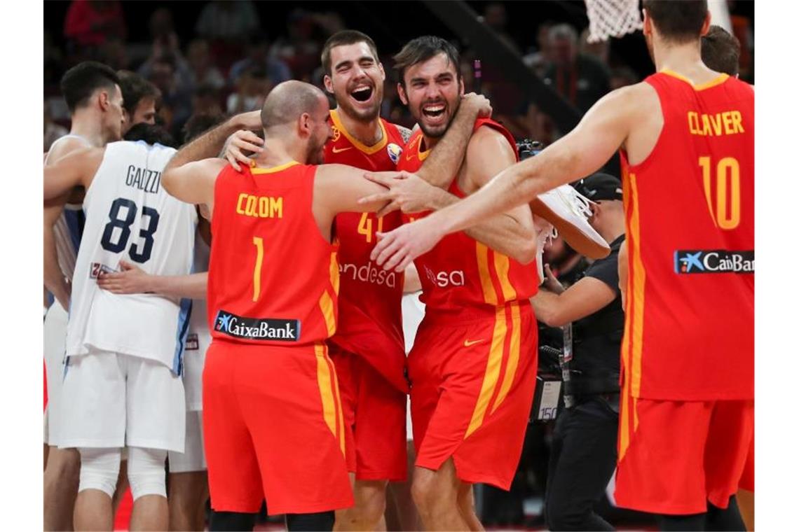 Die Spanier feiern ihren WM-Triumph über Argentinien. Foto: Ng Han Guan/AP