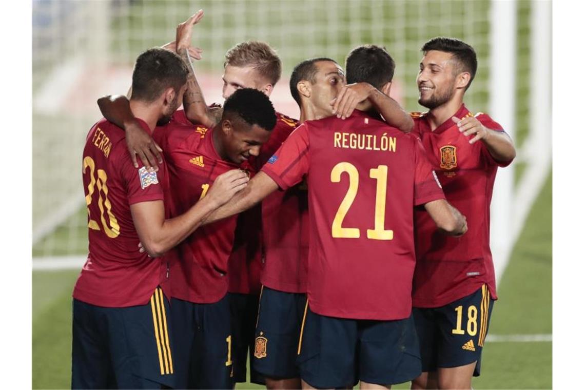 Spanien nach klarem Sieg Erster in deutscher Gruppe Die Spanier feierten einen klaren Sieg. Foto: Bernat Armangue/AP/dpa