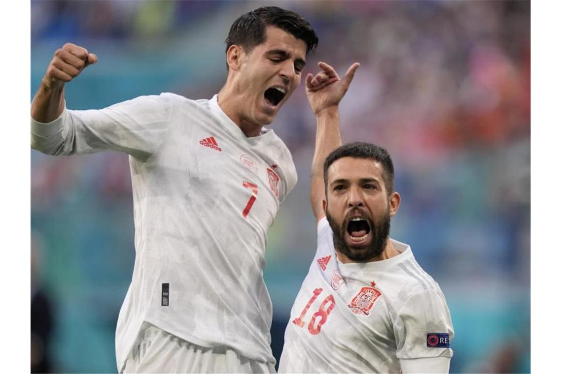 Die Spanier um Jordi Alba (r) und Alvaro Morata erreichten das Halbfinale. Foto: Dmitri Lovetsky/Pool AP/dpa