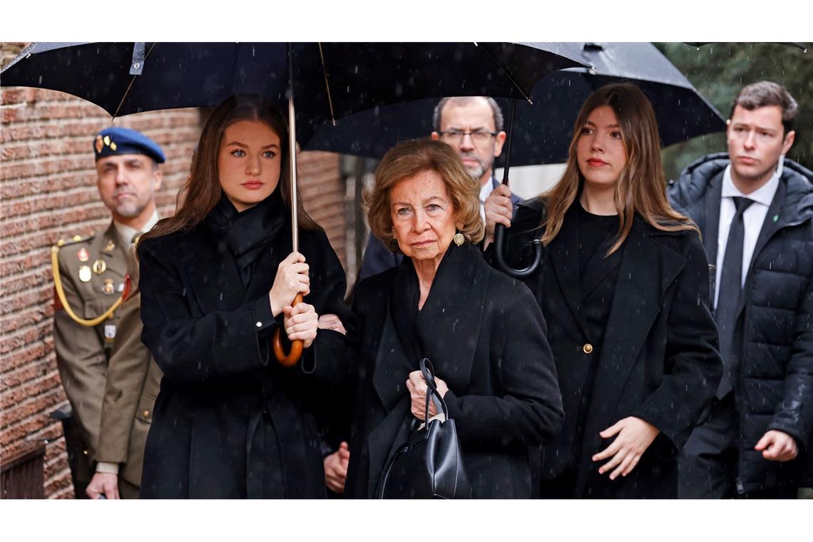 Die spanische Königsfamilie hat bei einer Trauerfeier Abschied von Irene von Griechenland, der Schwester der spanischen Altkönigin Sofía, genommen.