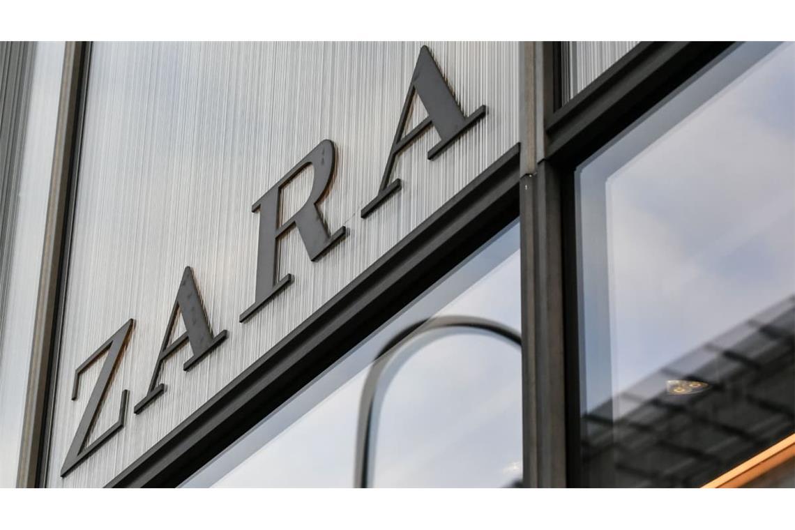 Die spanische Modekette Zara hat ein Halloween-Kinderkostüm aus dem Verkauf genommen, das Kritiker an KZ-Kluft erinnerte. 