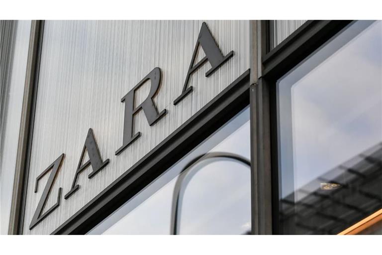 Die spanische Modekette Zara hat ein Halloween-Kinderkostüm aus dem Verkauf genommen, das Kritiker an KZ-Kluft erinnerte. 