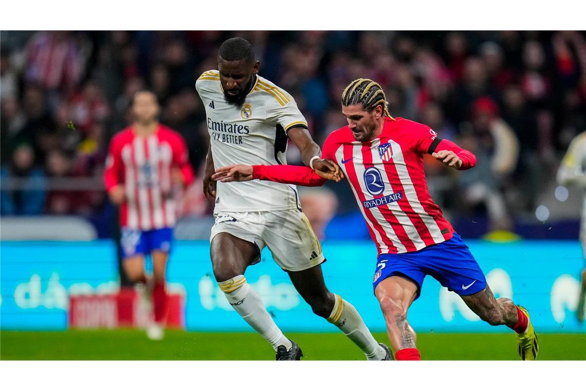 Die spanische Presse nennt ihn "Neuner-Verschlinger", weil er Topstürmern das Leben schwer macht. Antonio Rüdiger (l) spielt eine starke Saison bei Real Madrid - trotzdem schieden die Königlichen im spanischen Cup gegen Atlético Madrid aus.