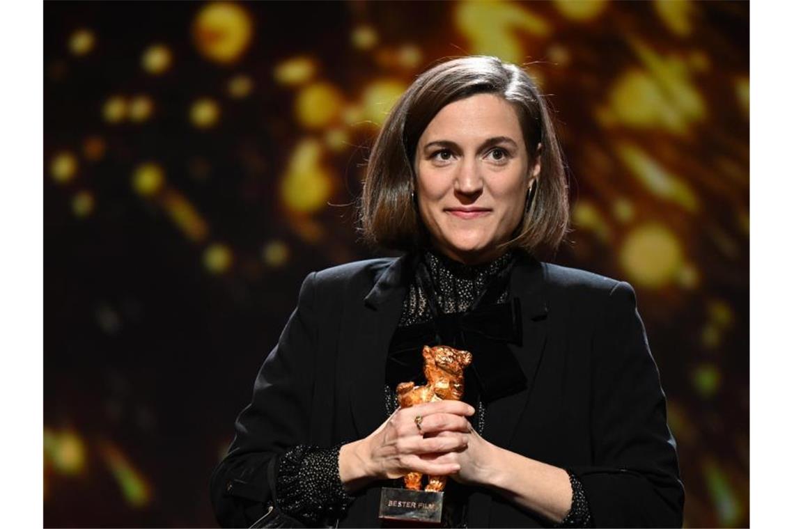 Berlinale 2022: Goldener Bär geht an „Alcarràs“ Die spanische Regisseurin Carla Simón mit dem Goldenen Bären für das Drama „Alcarràs“. Foto: Monika Skolimowska/dpa-Zentralbild/dpa