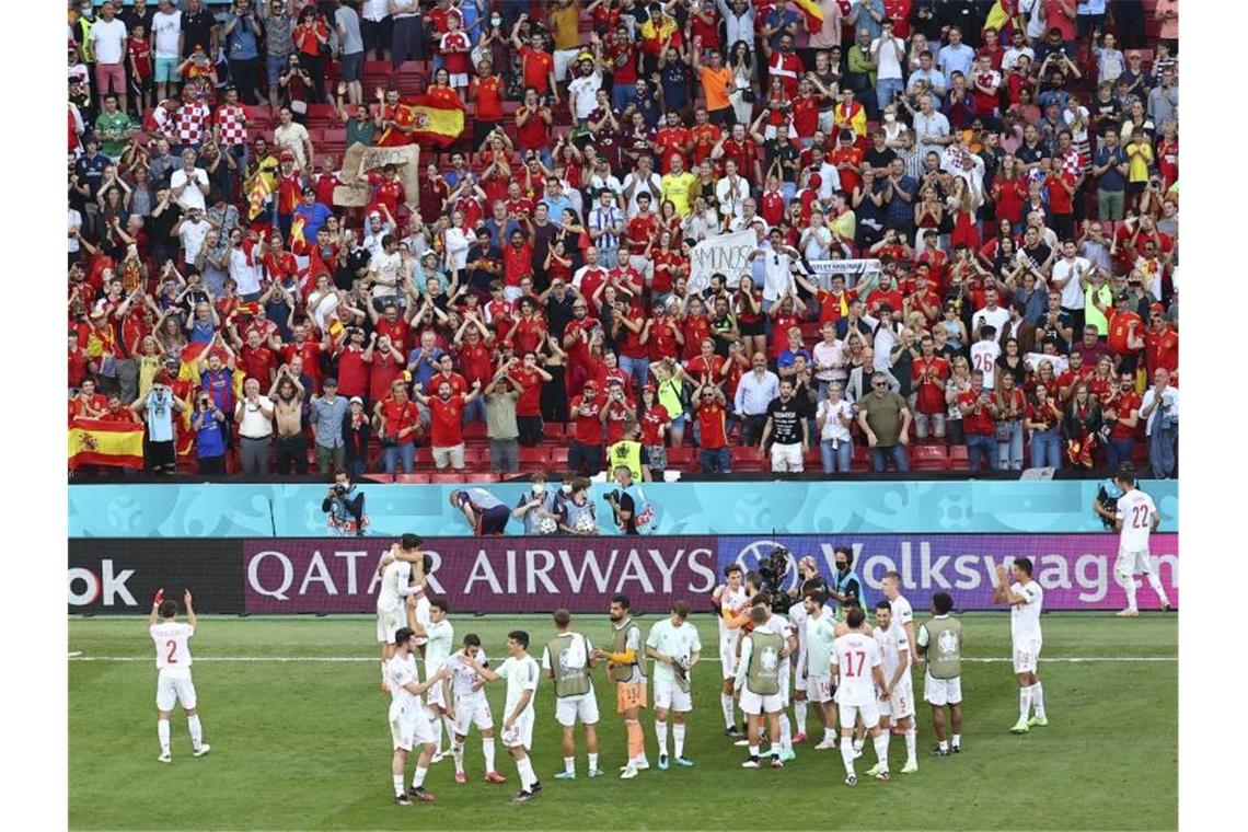 „Genießt den Fußball!“ Spanien meldet sich zurück Die spanischen Spieler bejubeln mit ihren Fans den Einzug ins Viertelfinale. Foto: Wolfgang Rattay/Pool Reuters/AP/dpa