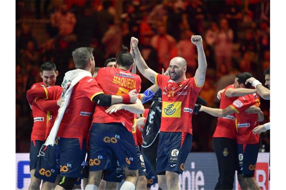 EM-Triumph für Spaniens Handballer: Sieg gegen Kroatien Die spanischen Spieler fallen sich nach dem Sieg in die Arme. Foto: Anders Wiklund/TT NEWS AGENCY via AP/dpa