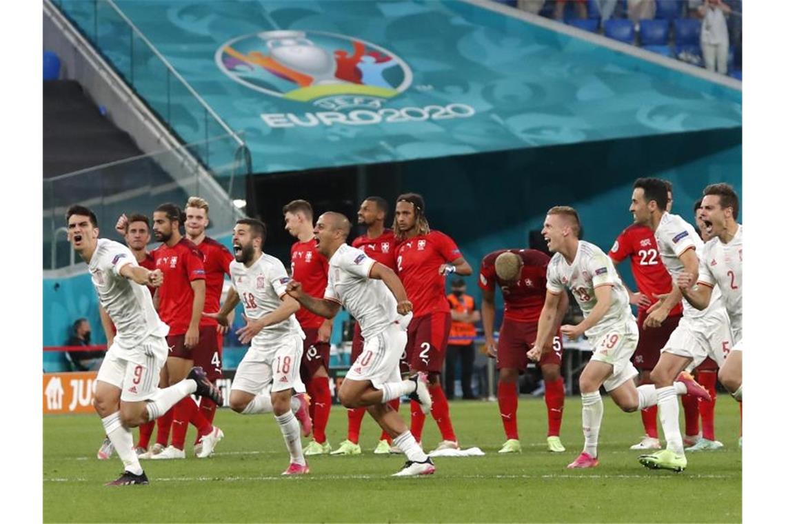 Schweiz nach Elfmeter-Drama gegen Spanien raus Die spanischen Spieler (vorn) starten nach dem Sieg beim Elfmeterschießen zum Jubellauf. Foto: Maxim Shemetov/Pool Reuters/AP/dpa