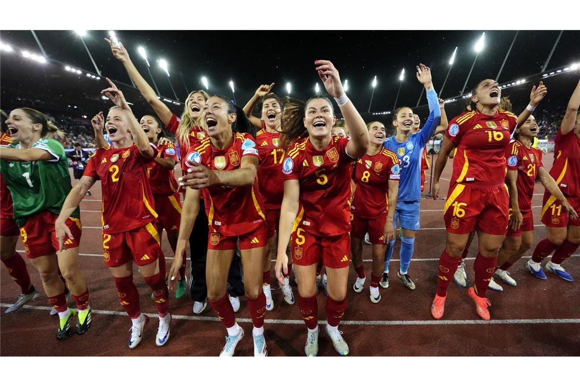 Die spanischen Spielerinnen feiern den Sieg nach dem Halbfinale gegen Deutschland bei der EM in der Schweiz.