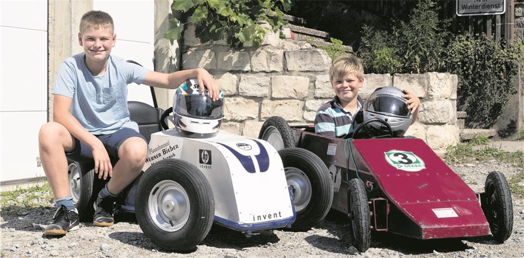 Die Spannung steigt: Dominik (links) und Jonathan Sammet aus Kurzach mit ihren Fahrzeugen. Die beiden Nachwuchspiloten freuen sich bereits auf das Seifenkistenrennen in Prevorst. Foto: J. Fiedler