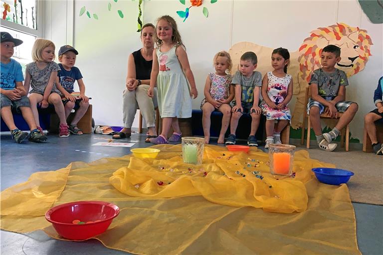 Die Spannung steigt: In welche der vier verschiedenfarbigen Schüsseln wird Aurelia ihren Abstimmungsstein legen und damit die Wahl des nächsten Essens mitentscheiden? Foto: N. Scharpf