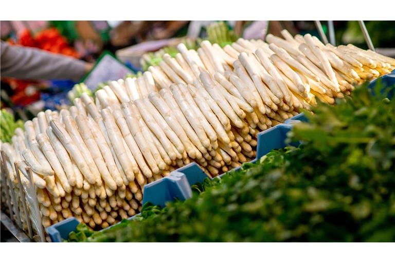 Die Spargelsaison ist vorüber, den letzten Spargel bekommt man häufig günstiger. (Symbolbild)