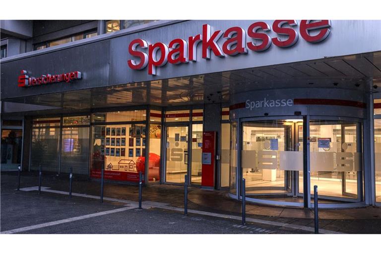 Die Sparkasse-Filiale bleibt nach dem Tresor-Coup vorerst geschlossen.
