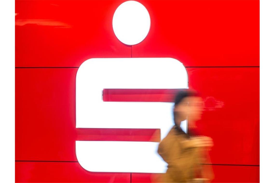 Sparkassen gegen neue Bargeld-Regeln Die Sparkassen und Genossenschaftsbanken sind gegen schärfere Geldwäsche-Regeln bei der Einzahlung von Bargeld. Foto: Lucas Bäuml/dpa