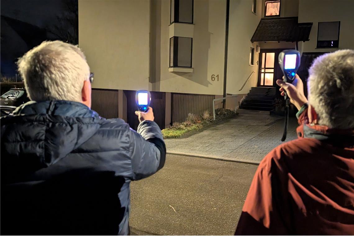 Die Spaziergänger können die umliegenden Mehrfamilienhäuser mit kleinen Wärmebildkameras selbst erkunden. Dort sind wieder andere Schwachstellen als beim besichtigten Einfamilienhaus zu erkennen.  Fotos: Energieagentur Rems-Murr
