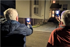 Die Spaziergänger können die umliegenden Mehrfamilienhäuser mit kleinen Wärmebildkameras selbst erkunden. Dort sind wieder andere Schwachstellen als beim besichtigten Einfamilienhaus zu erkennen.  Fotos: Energieagentur Rems-Murr