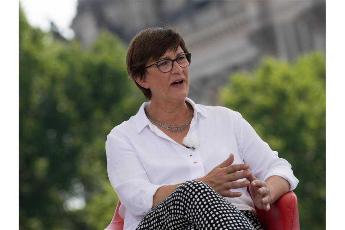 Die SPD-Bundesvorsitzende Saskia Esken im ARD-„Sommerinterview“. Foto: Paul Zinken/dpa-Zentralbild/dpa
