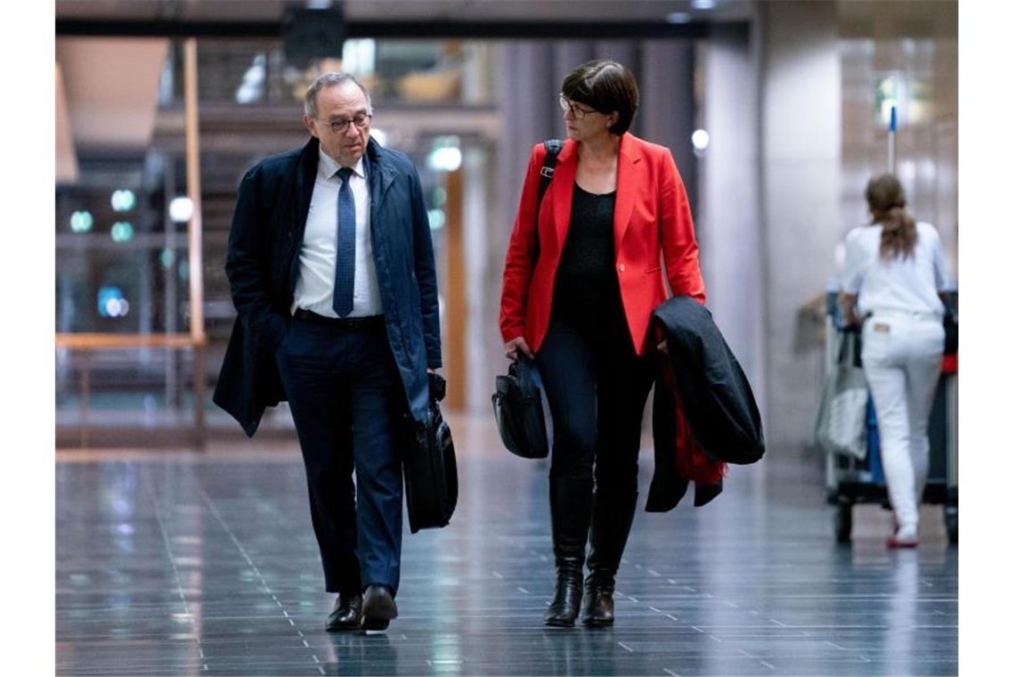 Die SPD-Bundesvorsitzenden Saskia Esken und Norbert Walter-Borjans kommen zu einem Kennlerntreffen mit den Vorsitzenden der Unions-Parteien in die Parlamentarische Gesellschaft. Foto: Kay Nietfeld/dpa