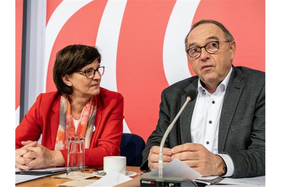 SPD-Spitze: Wehrpflicht kein Mittel gegen Rechtsextremismus Die SPD-Doppelspitze: Saskia Esken und Norbert Walter-Borjans. Foto: Michael Kappeler/dpa
