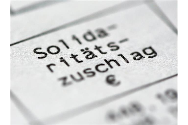 Die SPD hatte vorgeschlagen, den Solidaritätszuschlag nicht komplett zu streichen, sondern nur den geplanten Abbau für 90 Prozent der Zahler schon auf diesen Sommer vorzuziehen. Foto: Roland Weihrauch/dpa