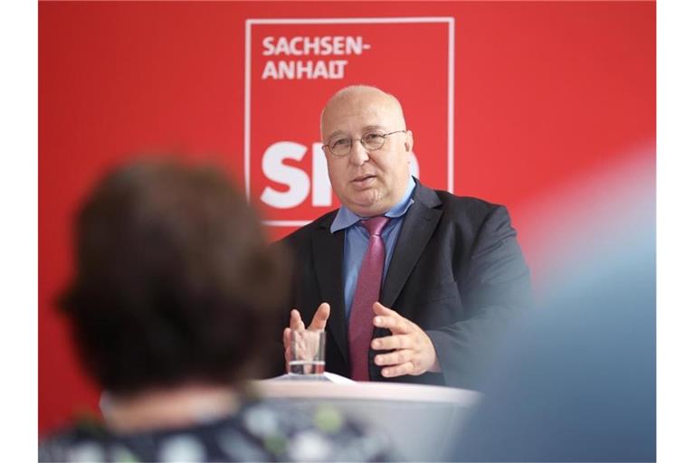 Die SPD in Sachsen-Anhalt hat dem Entwurf eines Koalitionsvertrags mit CDU und FDP zugestimmt. SPD-Landeschef Andreas Schmidt ist zufrieden mit dem Ergebnis einer Mitgliederbefragung. Foto: Ronny Hartmann/dpa