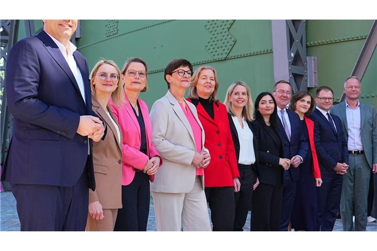Die SPD-Neuen in Reih und Glied