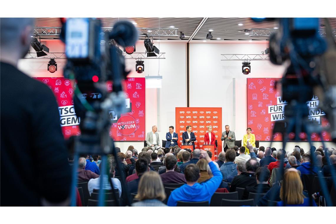 So läuft die Mitglieder-Abstimmung bei der SPD Die SPD-Parteispitze wirbt bei einer Versammlung für das „Ja“ zum Koalitionsvertrag.