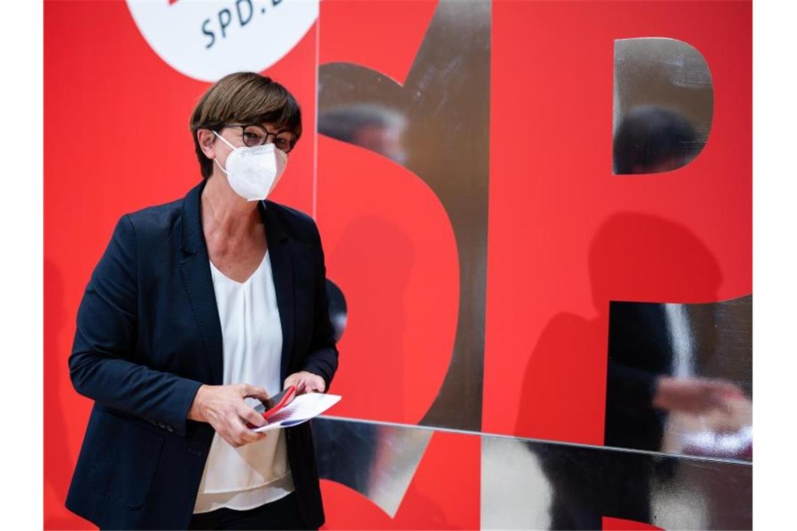 Die SPD-Parteivorsitzende Saskia Esken verlässt eine Pressekonferenz. Foto: Bernd von Jutrczenka/dpa/archivbild