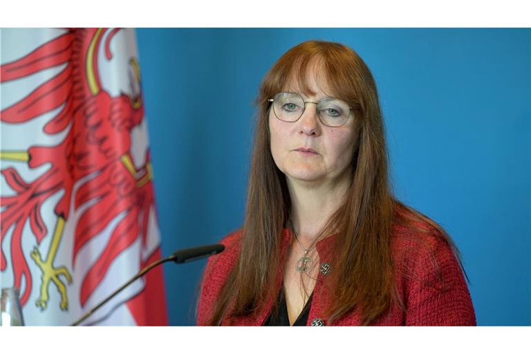 Die SPD-Politikerin Katrin Lange gibt nach tagelangem Streit um die Entlassung des Verfassungsschutzchefs in Brandenburg ihr Amt als Innenministerin auf.