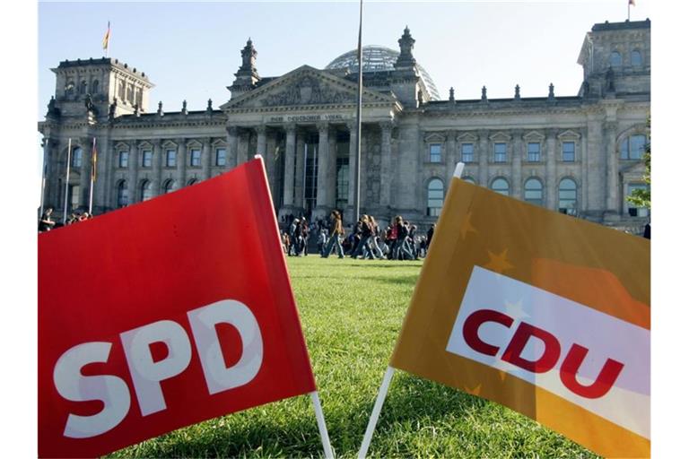 Die SPD verliert einen Prozentpunkt, die Union hingegen legt dazu. Foto: Gero Breloer/dpa